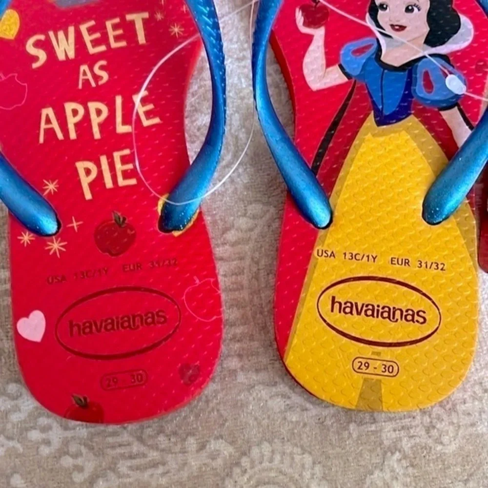 Brand New Havaianas Disney Snow White Sweet as Apple Pie Flip Flops Slides